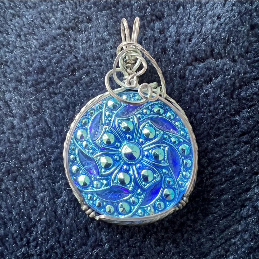 Czechoslovakian button pendant (chain not included)